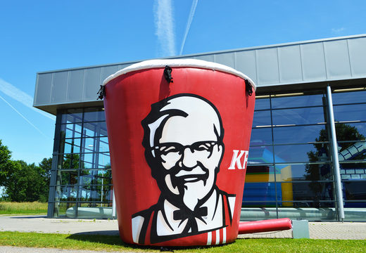 Achetez une réplique de produit gonflable de seau KFC de 3 mètres de haut en couleur et un souffleur maintenant. Commandez des promotions gonflables en ligne chez JB Gonflables France