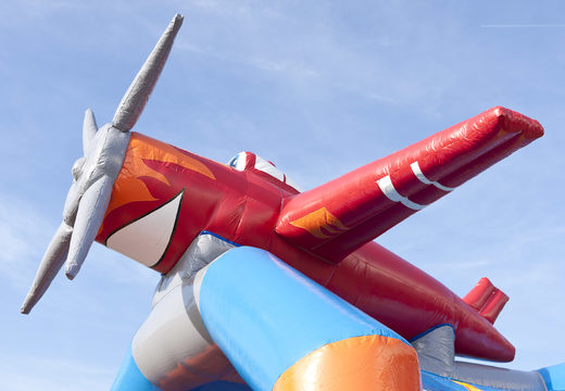 Commandez un château gonflable d'avion standard dans des couleurs vives avec un grand objet 3D pour les enfants sur le dessus. Châteaux gonflables  en ligne à vendre chez JB Gonflables France
