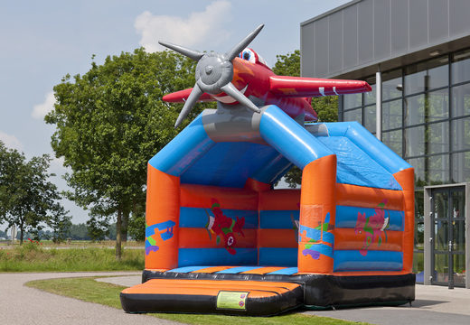 Achetez un château gonflable d'avion standard dans des couleurs vives avec un grand objet 3D pour les enfants sur le dessus. Commandez des châteaux gonflables en ligne chez JB Gonflables France