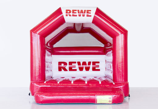Châteaux  gonflable promotionnelle Rewe de couleur rouge pour les événements à vendre. Demandez une conception gratuite pour les châteaux gonflables personnalisés dans votre propre style chez JB Gonflables France