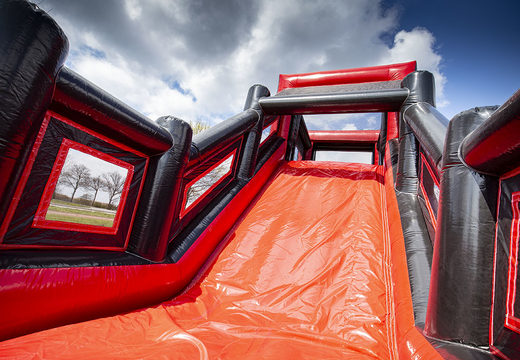 Parcours d'obstacles méga alligator rouge noir gonflable de 40 mètres de long. Achetez des parcours d'obstacles gonflables en ligne maintenant chez JB Gonflables France