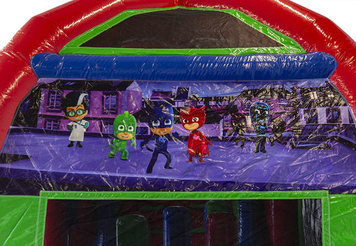 Château gonflable multiplay super couleur PJ Masks sur mesure avec un bain, un logo ou votre propre œuvre d'art réalisée chez JB Gonflables France. Commandez en ligne des châteaux gonflables promotionnelles de toutes formes et tailles
