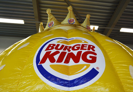 Bespoke Burger King Whopper - château gonflable rond en forme de dôme avec la grande couronne 3D idéale pour les plus petits à vendre. Achetez des promotionnels châteaux gonflables personnalisée en ligne de JB Gonflables France.