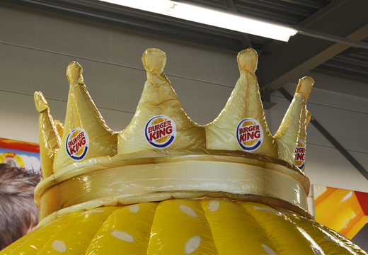 Achetez Burger King Whopper sur mesure promotionnel - château gonflable rond en forme de dôme avec la grande couronne 3D. Commandez maintenant des châteaux gonflables personnalisée publicitaires dans votre propre identité d'entreprise chez JB Gonflables France
