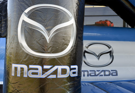 Achetez un château gonflable multifonction Mazda sur mesure avec toboggan et voiture 3D de différentes formes et tailles chez JB Gonflables France. Demandez dès maintenant un design gratuit pour des châteaux gonflables personnalisés dans votre propre identité d'entreprise