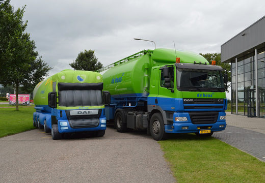 Commandez un grand accroche-regard de camion gonflable vert bleu De Heus. Achetez vos structures gonflables 3D en ligne chez JB Gonflables France