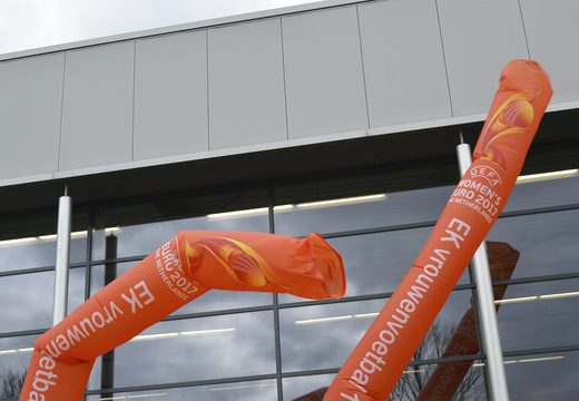 Skytube de football féminin gonflable de 6 mètres de haut pour le championnat d'Europe de l'UEFA fabriqué sur mesure chezJB Gonflables France; spécialiste des objets publicitaires gonflables tels que les tubes gonflables