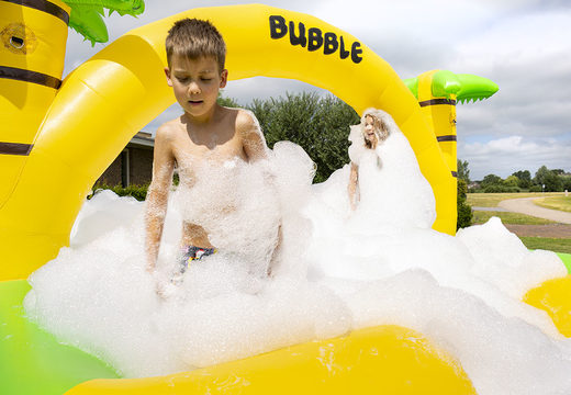 Acheter le château gonflable JB Bubbles avec robinet en mousse sur le thème de la jungle pour les enfants. Commandez des châteaux gonflables chez JB Gonflables France