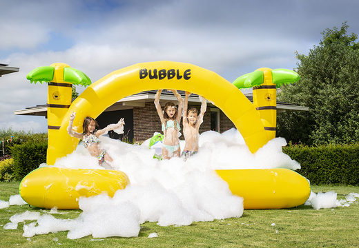Commandez le château gonflable ouvert JB Bubbles avec de la mousse dans le thème Jungle pour les enfants. Acheter des châteaux gonflables en ligne chez JB Gonflables France