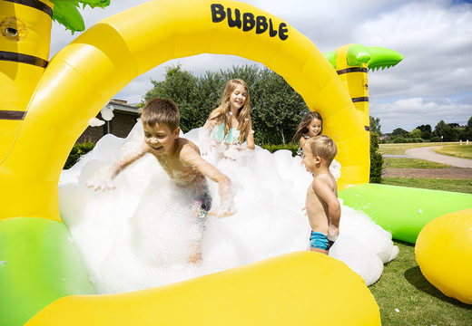 Château gonflable du parc à bulles avec une grue en mousse sur le thème de la jungle pour les enfants. Acheter des châteaux gonflables en ligne chez JB Gonflables France