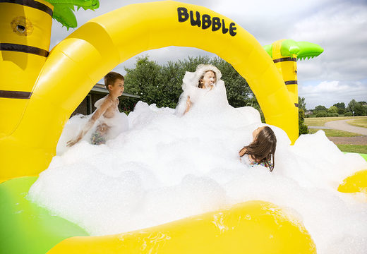 Acheter un grand château gonflable de parc à bulles ouvert avec un robinet en mousse sur le thème de la jungle pour les enfants. Commandez des châteaux gonflables chez JB Gonflables France