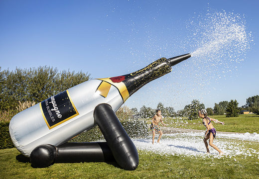 Commandez du champagne Bubble Cannon avec explosion de mousse à pétrir. Achetez des châteaux gonflables en ligne chez JB Gonflables France
