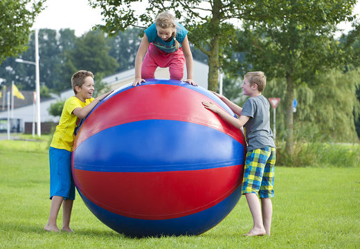 Achetez des super ballons gonflables multi-usages de 1,5 et 2 mètres bleu rouge pour petits et grands. Commandez des articles gonflables en ligne chez JB Gonflables France