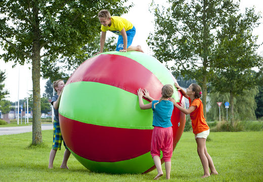 Achetez des super ballons gonflables multi-usages de 1,5 et 2 mètres vert rouge pour petits et grands. Commandez des articles gonflables en ligne chez JB Gonflables France