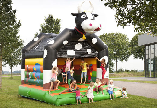 Château gonflable standard à vendre dans des couleurs vives avec un grand objet 3D d'une vache sur le dessus, pour les enfants. Achetez un châteaux gonflables d'intérieur en ligne chez JB Gonflables France