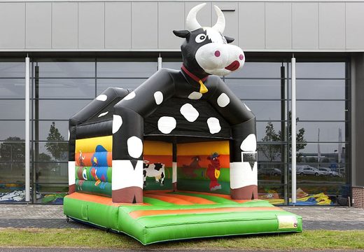 Commandez un château gonflable standard aux couleurs vives avec un grand objet 3D d'une vache sur le dessus pour les enfants. Commandez des châteaux gonflables en ligne chez JB Gonflables France