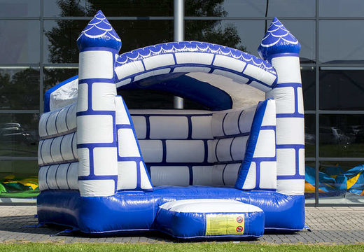 Petite maison gonflable avec toit pour les enfants à acheter sur le thème du château bleu et blanc. Achetez des châteaux gonflables en ligne chez JB Gonflables France