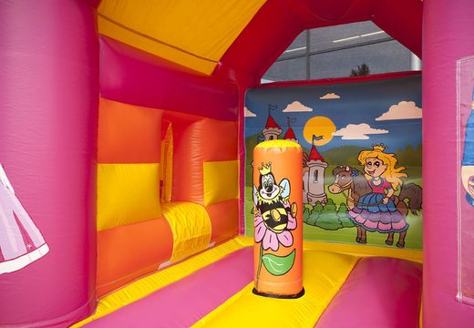 Château gonflable multifun thème princesse midi avec un toit et dans une combinaison de couleurs jaune rose et orange à vendre chez JB Gonflables France en ligne