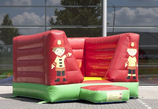 Achetez un mini château gonflable ouvert sur le thème des pompiers de couleur rouge. Disponible chez JB Gonflables France en ligne