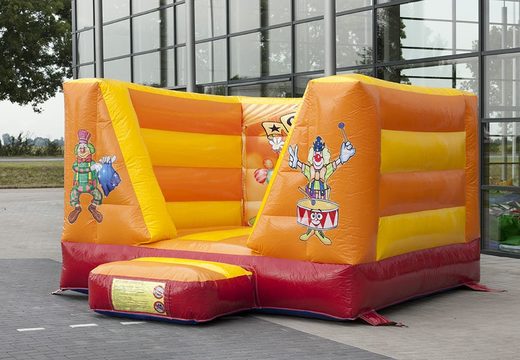 Petit château gonflable orange ouvert pour les enfants sur le thème du cirque à acheter. Châteaux gonflables disponibles chez JJB Gonflables France en ligne
