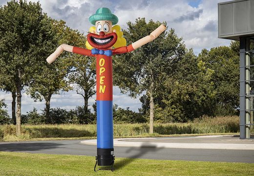 Vente le clown de soirée skydancer de 5 m avec texte ouvert chez JB Gonflables France. Tous les skydancers standard sont livrés très rapidement