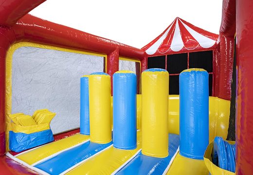 Commandez un château gonflable avec parcours d'obstacles et jeu de morpion pour les enfants. Acheter des châteaux gonflables en ligne chez JB Gonflables France