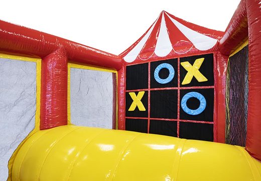 Commandez un château gonflable avec un parcours d'assaut et un jeu de morpion pour les enfants. Acheter des châteaux gonflables gonflables en ligne chez JB Gonflables France