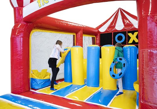Château gonflable de avec parcours d'obstacles et jeu de morpion pour les enfants. Acheter des châteaux gonflables en ligne chez JB Gonflables France