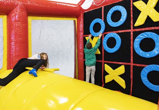 Acheter un château gonflable avec un parcours d'obstacles et un jeu de tic tac toe pour les enfants. Commandez des châteaux gonflables en ligne chez JB Gonflables France