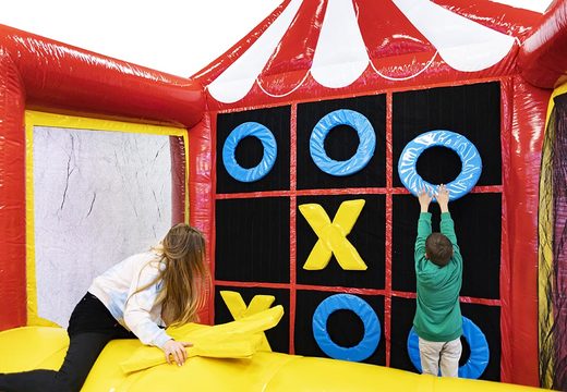 Achetez une château gonflable avec parcours d'obstacles et jeu de morpion pour enfants Commandez des châteaux gonflables en ligne chez JB Gonflables France
