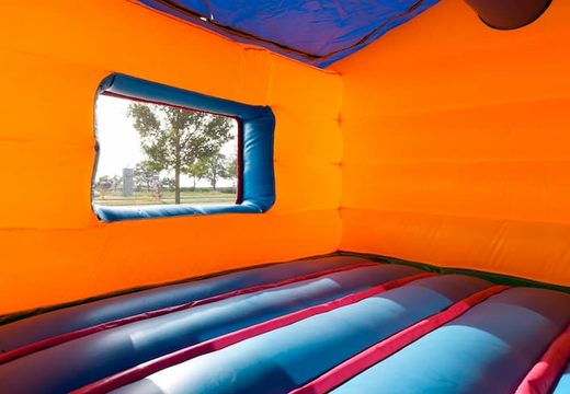 Playzone gonflable de cirque à balles avec un objet 3D sur le toit et des images amusantes sur les murs. Commandez des playzone gonflables en ligne chez JB Gonflables France
