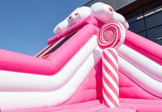 Aire de jeux gonflable sur le thème de Candyworld avec toboggans et obstacles amusants imprimés pour les enfants. Achetez des structure gonflable en ligne chez JB Gonflables France