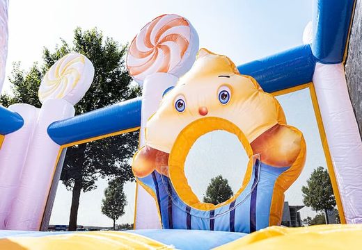 Obtenez un parc gonflable gonflable sur le thème de Candyland avec plusieurs toboggans et toutes sortes d'obstacles amusants avec des imprimés thématiques pour les enfants. Commandez des aire de jeux gonflable en ligne chez JB Gonflables France