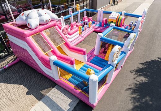 Aire de jeux gonflable Candyworld avec toboggans et obstacles amusants avec des imprimés pour les enfants. Achetez des structure gonflable en ligne chez JB Gonflables France