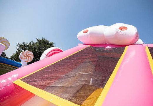 Parc gonflable Candyworld avec toboggans, obstacles avec des imprimés amusants sur le thème des bonbons pour les enfants. Achetez des aire de jeux gonflable en ligne chez JB Gonflables France