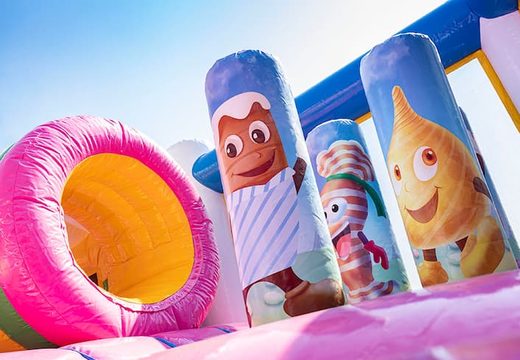 Achetez le parc gonflable Candyworld avec des toboggans, des obstacles avec des imprimés amusants sur le thème des bonbons pour les enfants. Commandez des aire de jeux gonflable en ligne chez JB Gonflables France