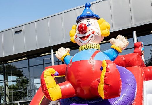 Aire de jeux gonflable sur le thème du cirque avec toboggans et obstacles amusants avec imprimés pour enfants. Achetez des structure gonflable en ligne chez JB Gonflables France