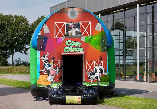 Commandez un château gonflable disco multi-thème de 4,5 m sur le thème des vaches pour les enfants. Achetez des château gonflable avec musique chez JB Gonflables France