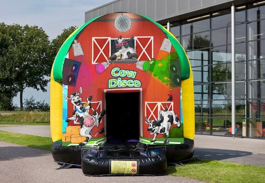 Commandez un château gonflable disco multi-thème de 5,5 m sur le thème des vaches pour les enfants. Achetez des château gonflable avec musique en ligne chez JB Gonflables France