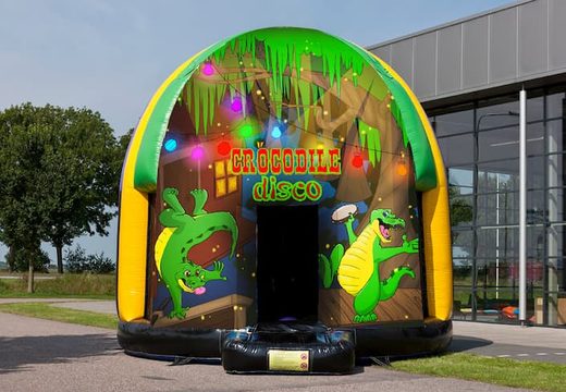 Achetez maintenant Château gonflable disco multi-thème de 5,5 mètres sur le thème du crocodile pour les enfants. Commandez des château gonflable avec musique en ligne chez JB Gonflables France
