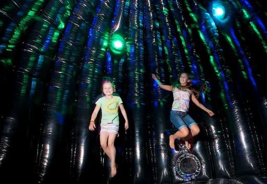 Achetez un château gonflable disco standard en forme de dôme de 4 m dans une discothèque à thème pour enfants. Château gonflable avec musique en ligne à vendre chez JB Gonflables France