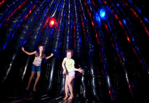 Achetez un château gonflable disco standard de 5 m dans une discothèque à thème pour enfants. Commandez des château gonflable avec musique en forme de dôme en ligne chez JB Gonflables France