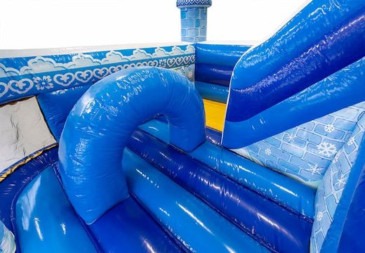 Château gonflable géant princesse Funcity en bleu avec un toboggan à l'intérieur, l'objet 3D sur la surface de saut et un design princesse amusant pour les enfants. Achetez des château gonflable XXL en ligne chez JB Gonflables France