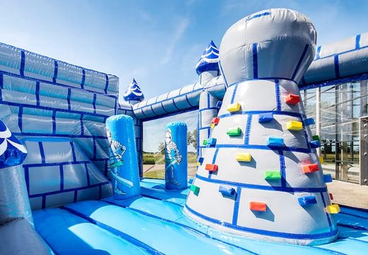 Commandez un château gonflable géant multi-jeux couvert d'une hauteur limitée à 2,74 mètres et avec un toboggan pour petits et grands. Achetez des château gonflable XXL en ligne chez JB Gonflables France