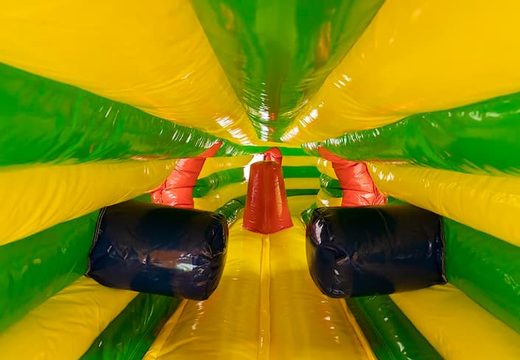 Playzone gonflable sur le thème des gorilles avec obstacles, utilisez une rampe d'escalade et un toboggan pour les enfants. Achetez des playzone gonflables en ligne chez JB Gonflables France