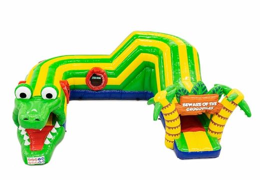 Playzone gonflable en forme de crocodile avec des obstacles, une rampe d'escalade et une rampe coulissante pour les enfants. Achetez des playzone gonflables en ligne chez JB Gonflables France