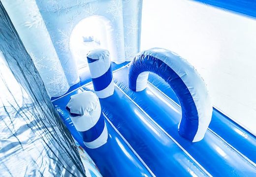 Super châteaux gonflables multiplay Frozen bleu et blanc au design unique avec deux entrées, un toboggan au milieu et des objets 3D à commander pour les enfants. Achetez des château gonflable géant en ligne chez JB Gonflables France