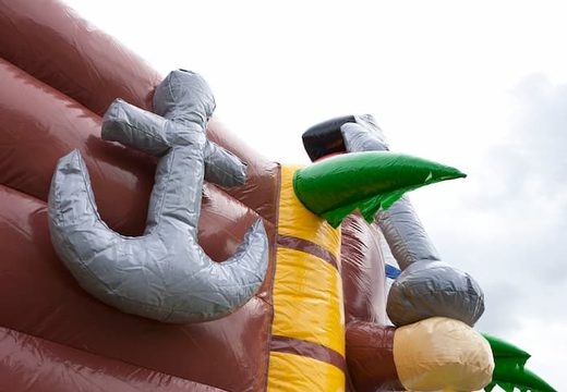 Château gonflable XXL sur le thème du bateau pirate avec toboggan et objets 3D pour les enfants. Commandez des super châteaux gonflables en ligne chez JB Gonflables France