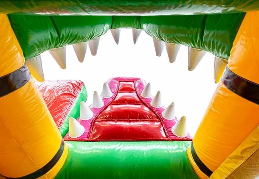 Château gonflable géant sur le thème du crocodile avec un toboggan et des objets 3D pour les enfants. Achetez des super châteaux gonflables en ligne chez JB Gonflables France