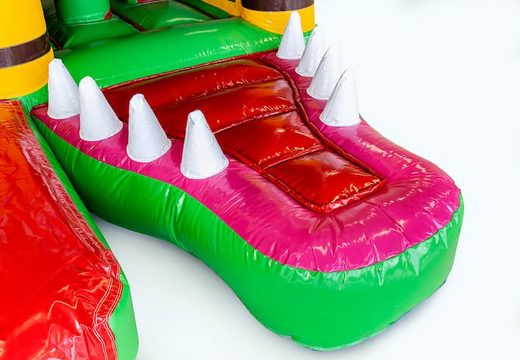 Château gonflable géant d'intérieur en crocodile au design unique avec deux entrées, un toboggan au milieu et des objets 3D pour les enfants. Achetez des super châteaux gonflables en ligne chez JB Gonflables France